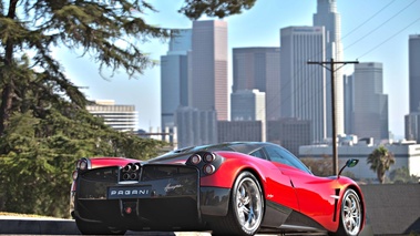 Pagani Huayra rouge 3/4 arrière droit 2