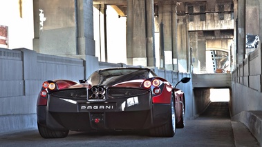 Pagani Huayra rouge 3/4 arrière droit