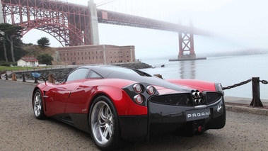 Pagani Huayra rouge 3/4 arrière gauche