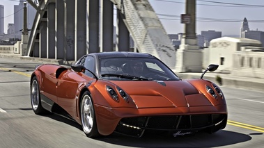 Pagani Huayra rouge 3/4 avant droit travelling 2