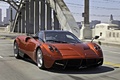 Pagani Huayra rouge 3/4 avant droit travelling 2