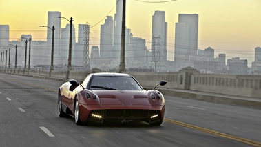 Pagani Huayra rouge 3/4 avant droit travelling 3