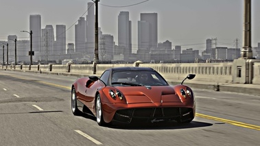 Pagani Huayra rouge 3/4 avant droit travelling