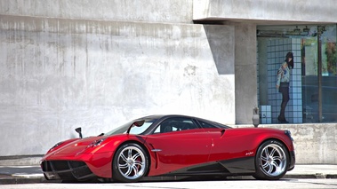 Pagani Huayra rouge 3/4 avant gauche 2