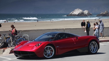 Pagani Huayra rouge 3/4 avant gauche 3