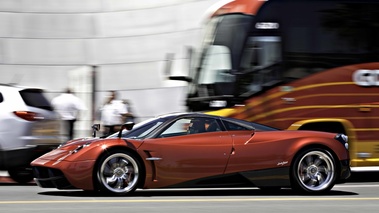 Pagani Huayra rouge 3/4 avant gauche filé