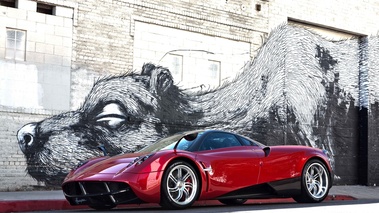 Pagani Huayra rouge 3/4 avant gauche