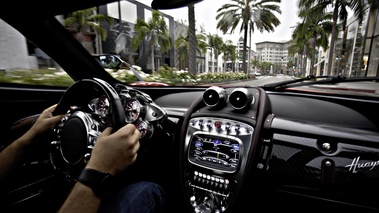 Pagani Huayra rouge intérieur travelling