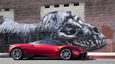 Pagani Huayra rouge profil 2