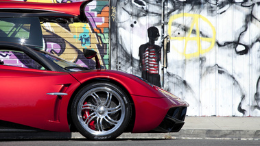 Pagani Huayra rouge profil coupé