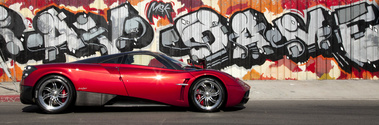 Pagani Huayra rouge profil 