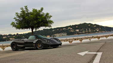 Pagani Zonda F Roadster carbone 3/4 avant droit penché