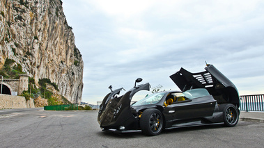 Pagani Zonda F Roadster carbone 3/4 avant gauche ouvrants