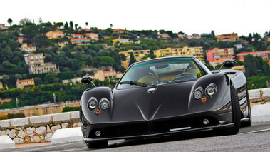 Pagani Zonda F Roadster carbone face avant penché 2