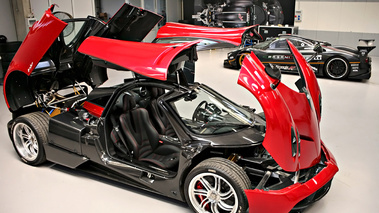 Usine Pagani - Huayra rouge 3/4 avant droit capots et portes ouverts vue de haut