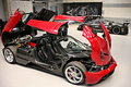 Usine Pagani - Huayra rouge 3/4 avant droit capots et portes ouverts vue de haut