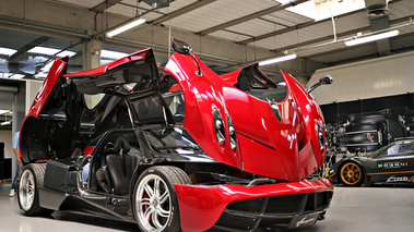 Usine Pagani - Huayra rouge 3/4 avant droit capots et portes ouverts