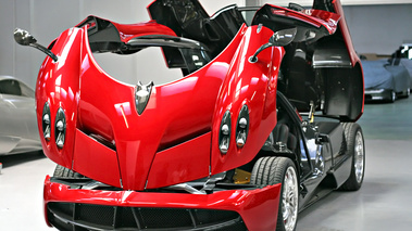 Usine Pagani - Huayra rouge 3/4 avant gauche capots ouverts