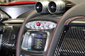 Usine Pagani - Huayra rouge console centrale debout