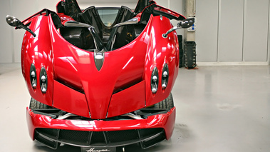 Usine Pagani - Huayra rouge face avant capots et portes ouverts