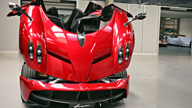 Usine Pagani - Huayra rouge face avant capots ouverts