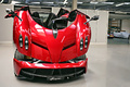 Usine Pagani - Huayra rouge face avant capots ouverts