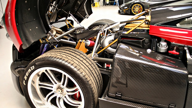 Usine Pagani - Huayra rouge moteur 2