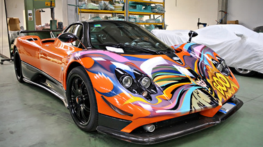 Usine Pagani - Zonda F orange 3/4 avant droit