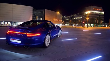 Porsche 911 Carrera 4S Facebook - bleue - 3/4 arrière droit, dans la pénombre