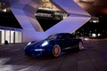 Porsche 911 Carrera 4S Facebook - bleue - 3/4 avant gauche, dans la pénombre