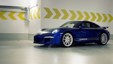 Porsche 911 Carrera 4S Facebook - bleue - 3/4 avant gauche