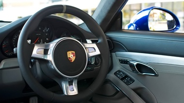 Porsche 911 Carrera 4S Facebook - bleue - volant