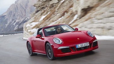 Porsche 911 Targa 4S GTS - Rouge - 3/4 avant droit dynamique