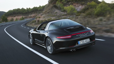 Porsche 911 Targa 4S - noire - 3/4 arrière gauche penché