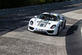 Porsche 918 Spyder blanc 3/4 avant gauche travelling penché