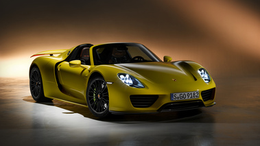 Porsche 918 Spyder jaune 3/4 avant droit