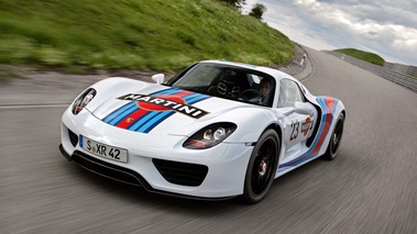 Porsche 918 Spyder Martini Racing 3/4 avant gauche travelling penché