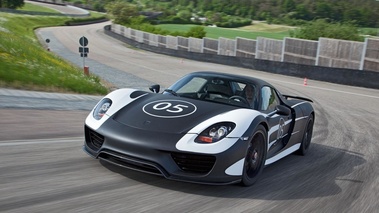 Porsche 918 Spyder - proto camouflé - 3/4 avant gauche, dynamique