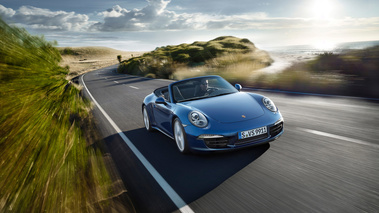 Porsche 991 Carrera 4 Cabriolet bleu 3/4 avant droit travelling penché