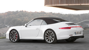 Porsche 991 Carrera 4S Cabriolet blanc 3/4 arrière gauche capoté