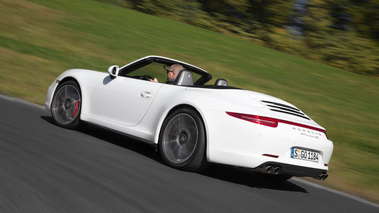 Porsche 991 Carrera 4S Cabriolet blanc 3/4 arrière gauche travelling penché