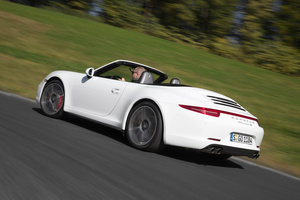 Porsche 991 Carrera 4S Cabriolet blanc vue de 3/4 arrière gauche en travelling