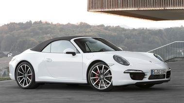 Porsche 991 Carrera 4S Cabriolet blanc 3/4 avant droit capoté