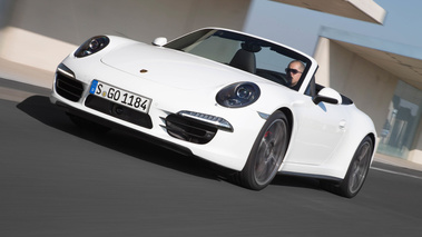 Porsche 991 Carrera 4S Cabriolet blanc 3/4 avant gauche travelling penché 2