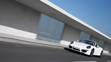 Porsche 991 Carrera 4S Cabriolet blanc 3/4 avant gauche travelling penché 3