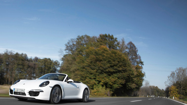 Porsche 991 Carrera 4S Cabriolet blanc 3/4 avant gauche travelling penché