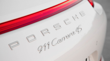 Porsche 991 Carrera 4S Cabriolet blanc logos capot moteur