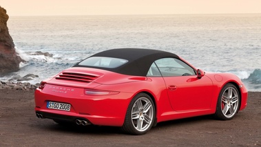 Porsche 991 Carrera S Cabriolet rouge 3/4 arrière droit capoté