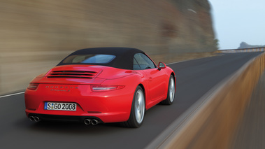 Porsche 991 Carrera S Cabriolet rouge 3/4 arrière droit travelling capoté