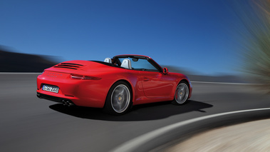 Porsche 991 Carrera S Cabriolet rouge 3/4 arrière droit travelling